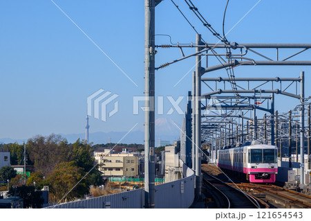 富士山と東京スカイツリーをバックに走る新京成線 富士山と東京スカイツリーをバックに走る新京成線 121654543