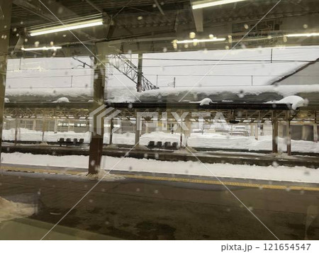 雪の積もった駅 121654547