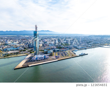 ポートタワーセリオンと秋田港（秋田県秋田市） 121654831