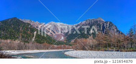 青空バックに見る晩秋の穂高連峰と梓川のパノラマ情景 青空バックに見る晩秋の穂高連峰と梓川のパノラマ情景 121654870