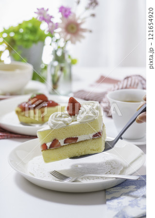 お皿の上に置かれるショートケーキ　縦位置 121654920