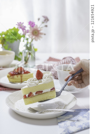 ショートケーキを取り分ける様子　縦位置 121654921