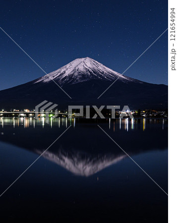 雪まとう逆さ富士と河口湖の夜景 雪まとう逆さ富士と河口湖の夜景 121654994