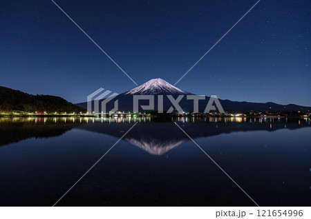雪まとう逆さ富士と河口湖の夜景 雪まとう逆さ富士と河口湖の夜景 121654996