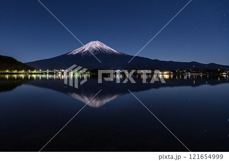 雪まとう逆さ富士と河口湖の夜景 121654999