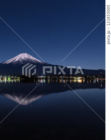 雪まとう逆さ富士と河口湖の夜景 121655005