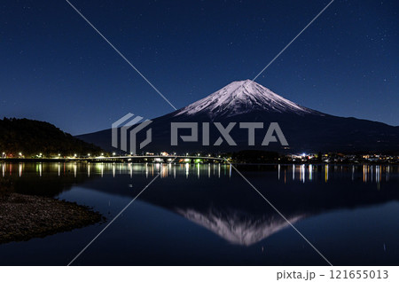 雪まとう逆さ富士と河口湖の夜景 雪まとう逆さ富士と河口湖の夜景 121655013