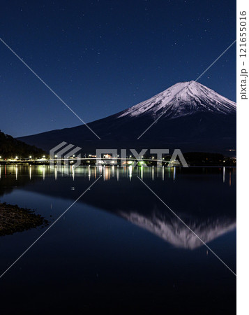 雪まとう逆さ富士と河口湖の夜景 雪まとう逆さ富士と河口湖の夜景 121655016