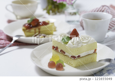 テーブルの上に置かれたショートケーキ 121655049
