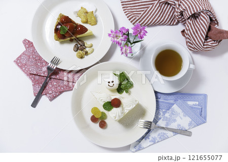 テーブルの上に置かれたショートケーキ　俯瞰 121655077