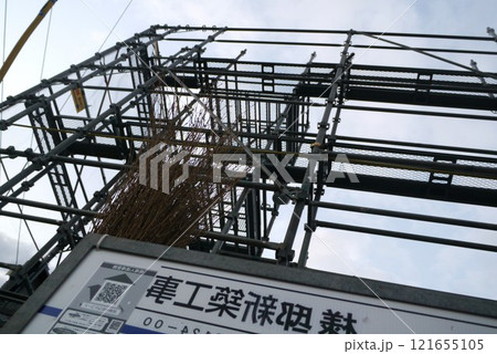 新築住宅や壁の塗装作業には欠かせない足場。縁の下の力持ちですね。 121655105