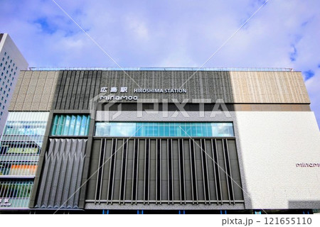 新しく建て替え工事中の広島駅ビル 121655110