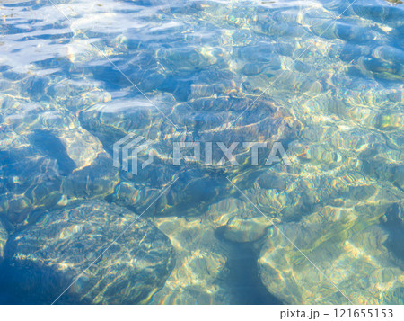 川の水面に映る冬の青空14 121655153