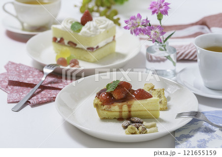 テーブルの上に置かれたタルト 121655159