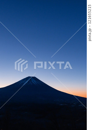竜ヶ岳から望む朝焼けの空と富士山（年賀素材） 121655215
