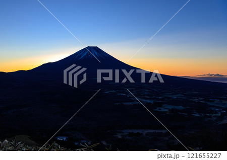 竜ヶ岳から望む朝焼けの空と富士山（年賀素材） 121655227