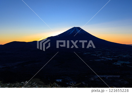竜ヶ岳から望む朝焼けの空と富士山(年賀素材) 竜ヶ岳から望む朝焼けの空と富士山(年賀素材) 121655228