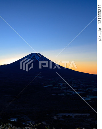 竜ヶ岳から望む朝焼けの空と富士山（年賀素材） 121655232