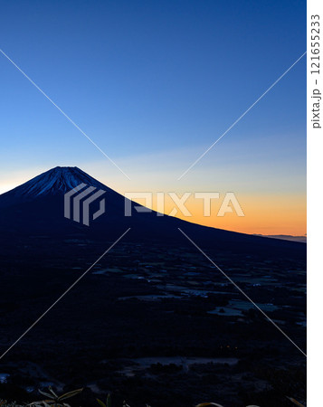 竜ヶ岳から望む朝焼けの空と富士山(年賀素材) 竜ヶ岳から望む朝焼けの空と富士山(年賀素材) 121655233