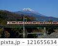 冠雪した富士山と東海道線 121655634