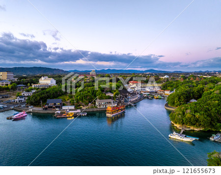 夕暮れの賢島港とエスパーニャクルーズ船（三重県志摩市） 121655673