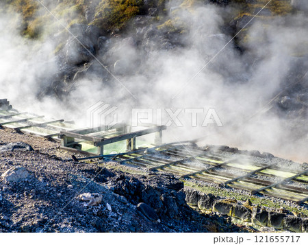 秋の玉川温泉の湯樋(秋田県仙北市) 秋の玉川温泉の湯樋(秋田県仙北市) 121655717