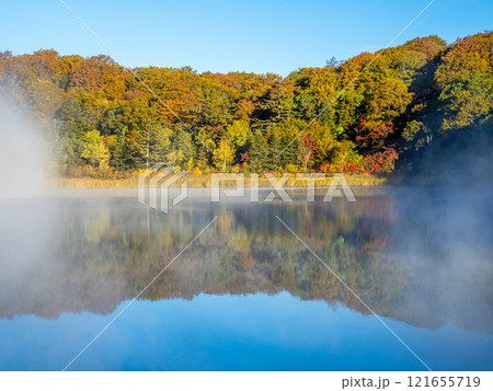 早朝の八幡平大沼（秋田県鹿角市） 121655719