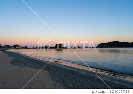 和歌山県 串本からの夕陽の風景(2024年12月) 和歌山県 串本からの夕陽の風景(2024年12月) 121655758
