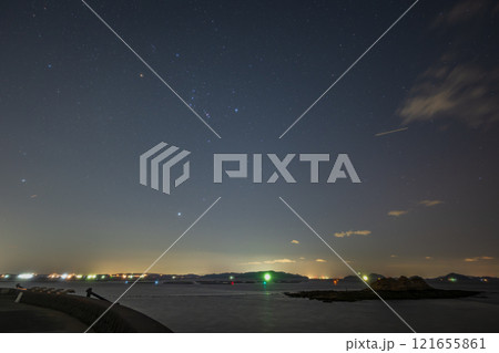 日本の岡山県浅口市寄島町の海に浮かぶ美しい星空 121655861