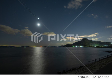 日本の岡山県浅口市寄島町の海に浮かぶ美しい星空 121655862