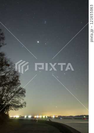 日本の岡山県浅口市寄島町の海に浮かぶ美しい星空 121655863