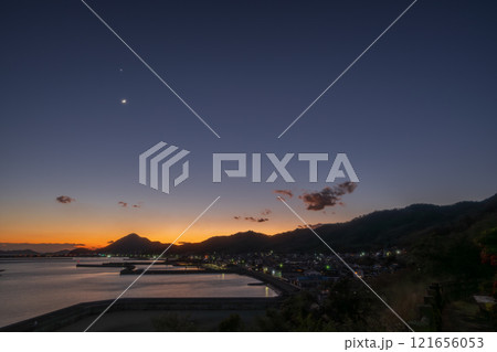 日本の岡山県浅口市寄島町の美しい海の夕景 日本の岡山県浅口市寄島町の美しい海の夕景 121656053