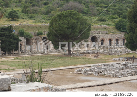 トルコ イズミル付近 エフェソス遺跡の風景 121656220