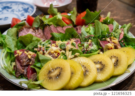 日本の正月のとても美味しい大皿料理 121656325