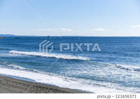 神奈川県茅ヶ崎市の海岸風景 121656371