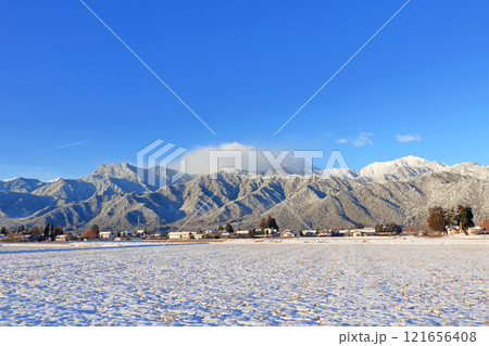 冬の安曇野　田園と北アルプス 121656408