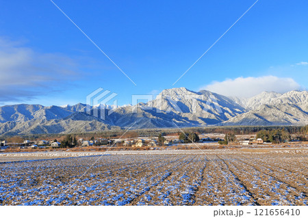 冬の安曇野 田園と北アルプス 冬の安曇野 田園と北アルプス 121656410