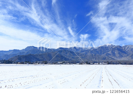 冬の安曇野　田園と北アルプス 121656415