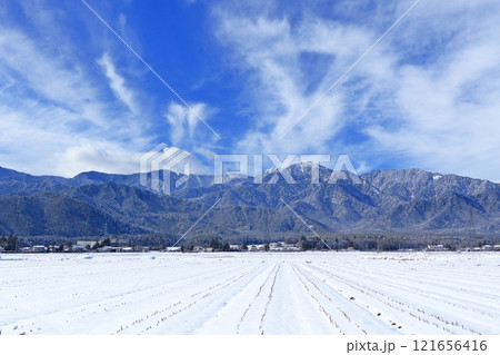 冬の安曇野　田園と北アルプス 121656416