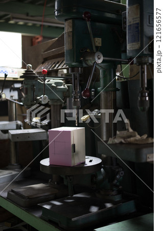 タッピングボール盤でタップをたてている所 121656577