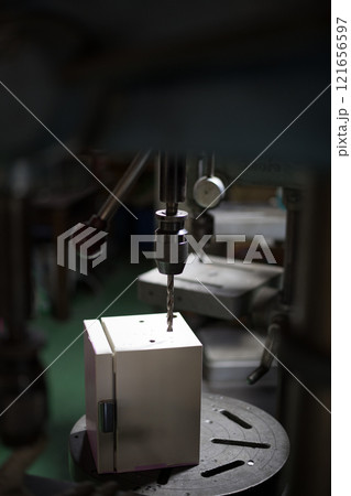 ボール盤で穴をけている作業 121656597