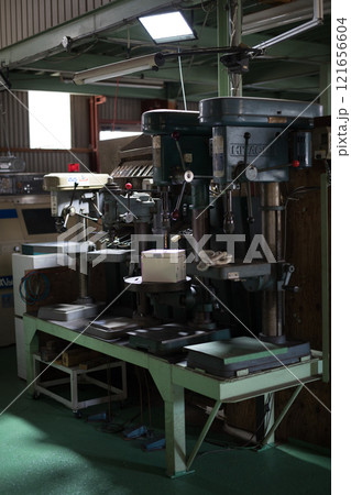 ボール盤で穴をけている作業 121656604