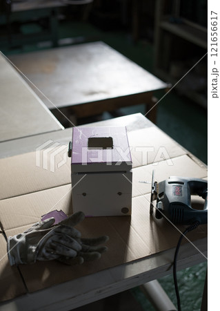 週間タイマーを取付ける穴を開けている作業 週間タイマーを取付ける穴を開けている作業 121656617