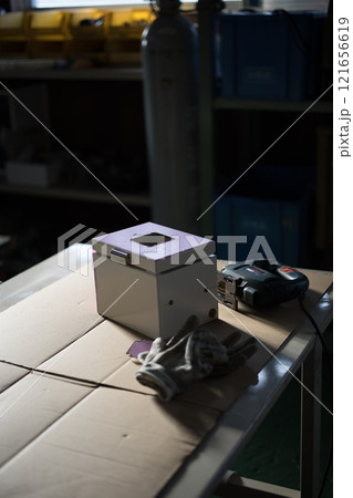 週間タイマーを取付ける穴を開けている作業 121656619