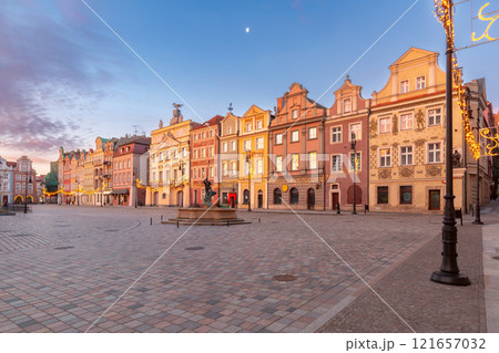 Old Market Square at dawn, Poznan, Poland 121657032