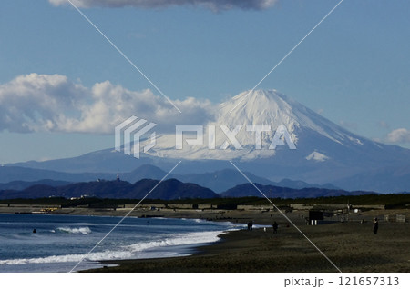 富士山，湘南海岸から望む冬の湘南の海と駿河湾 121657313