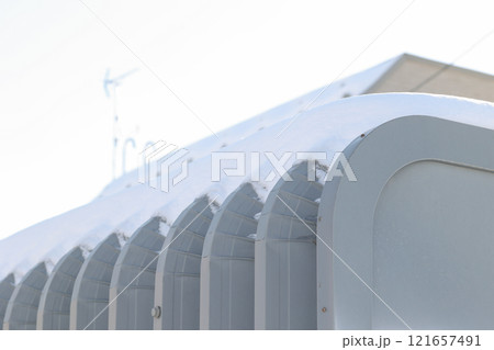 車庫, カーポート, 雪, 降雪, 積雪, 冬, 北海道, 雪景色, ガレージ, 屋外 車庫, カーポート, 雪, 降雪, 積雪, 冬, 北海道, 雪景色, ガレージ, 屋外 121657491