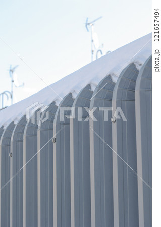 車庫, カーポート, 雪, 降雪, 積雪, 冬, 北海道, 雪景色, ガレージ, 屋外 車庫, カーポート, 雪, 降雪, 積雪, 冬, 北海道, 雪景色, ガレージ, 屋外 121657494