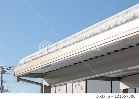 車庫, カーポート, 雪, 降雪, 積雪, 冬, 北海道, 雪景色, ガレージ, 屋外 121657500