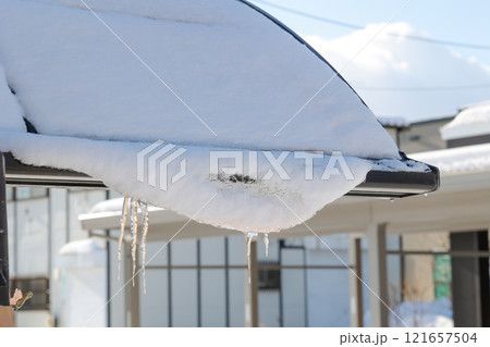 車庫, カーポート, 雪, 降雪, 積雪, 冬, 北海道, 雪景色, ガレージ, 屋外 121657504